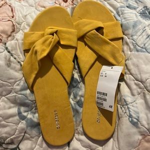 🩵 3 for $30🩵 H&M mustard like color sandals size 8